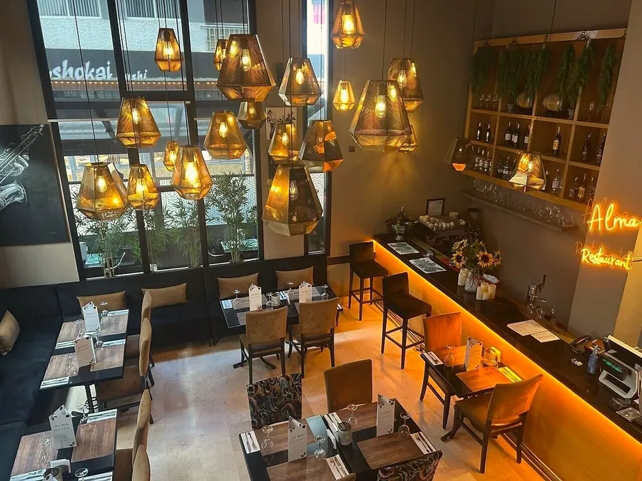 Le bar et son néon « Alma »