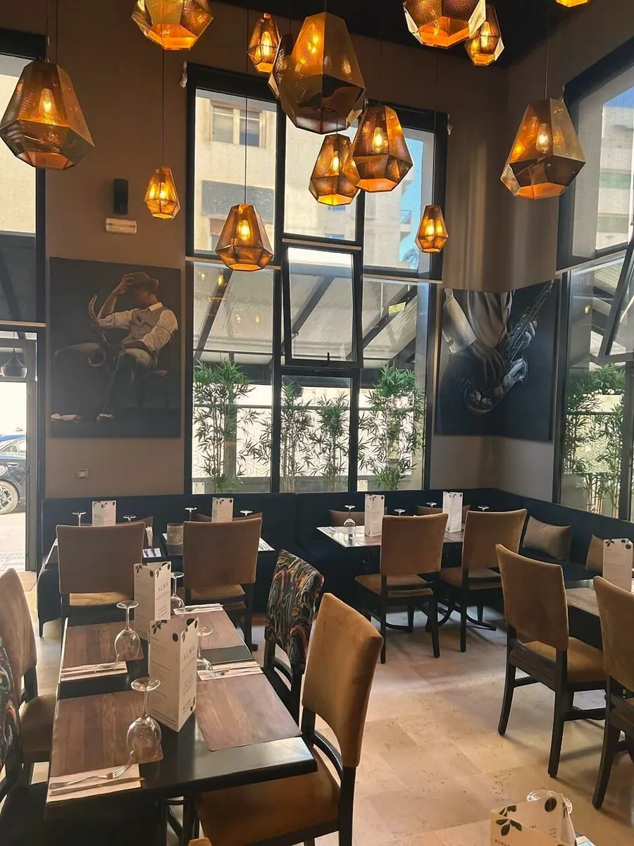 Une salle haute, des suspensions ambrées, une cuisine entre l’Espagne et le Maroc.