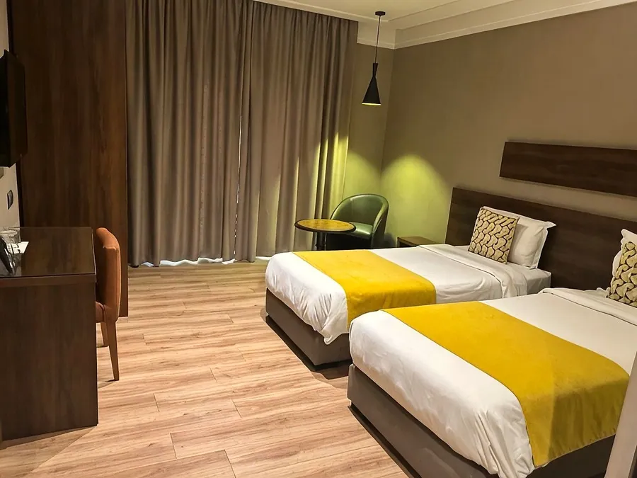 Chambre Confort à deux lits avec fauteuil et bureau