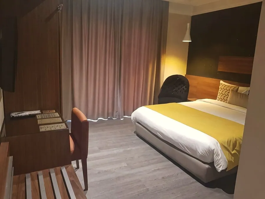 Chambre Deluxe avec jeté de lit moutarde et bureau