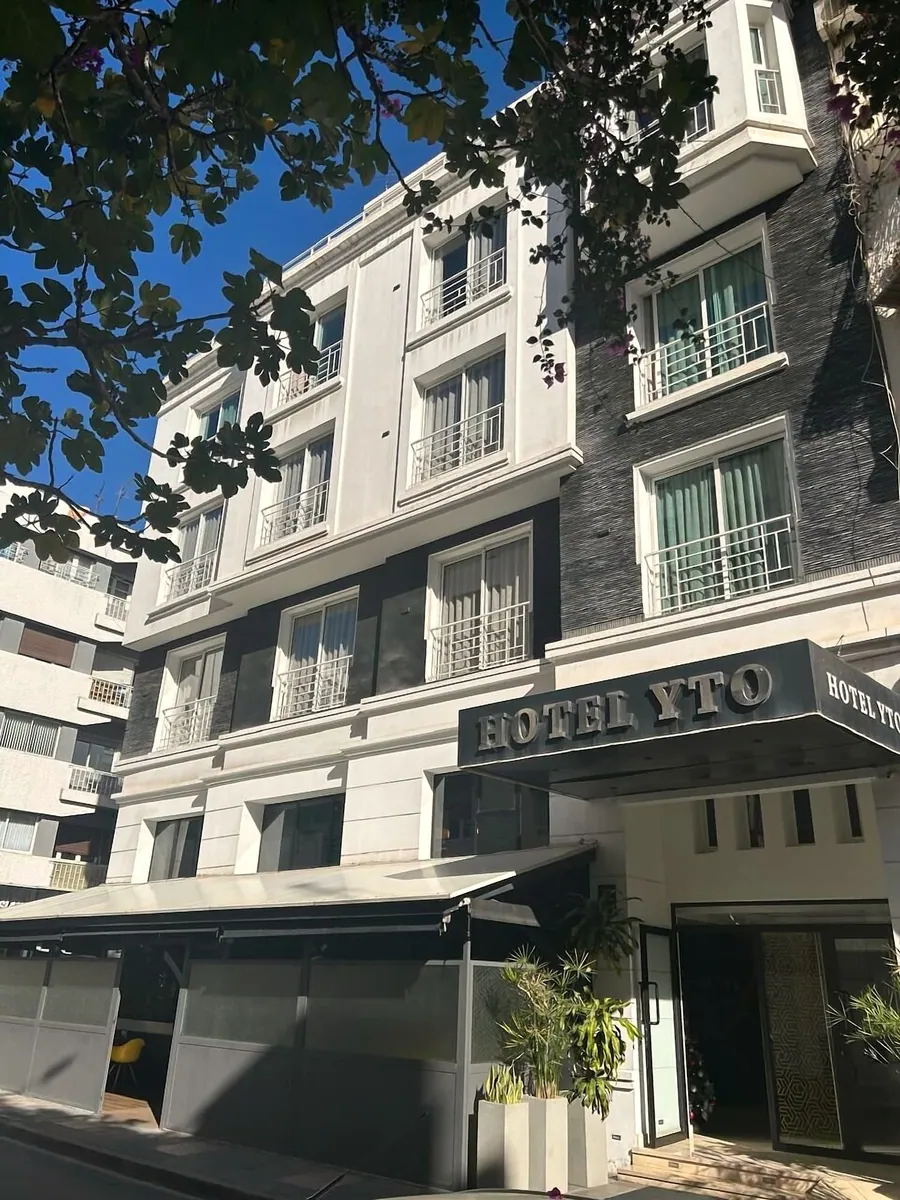La façade en journée, côté rue