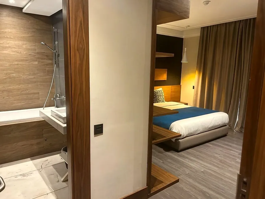Chambre Premium, vue vers la salle de bains