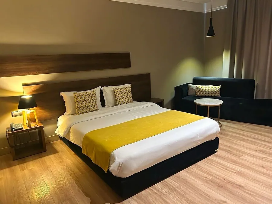 Chambre Premium, jeté moutarde et canapé anthracite