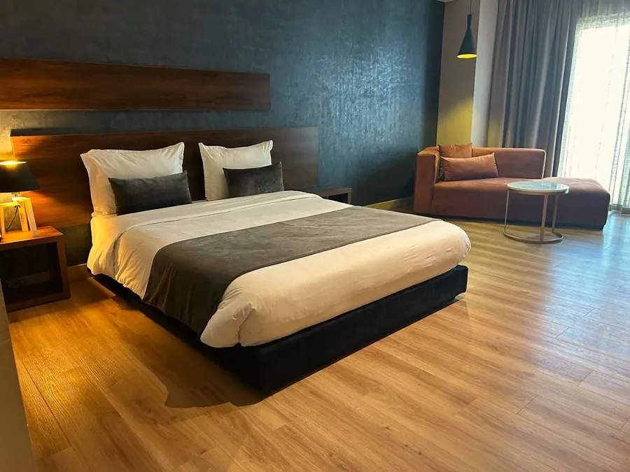 Chambre Premium le soir, canapé près de la fenêtre