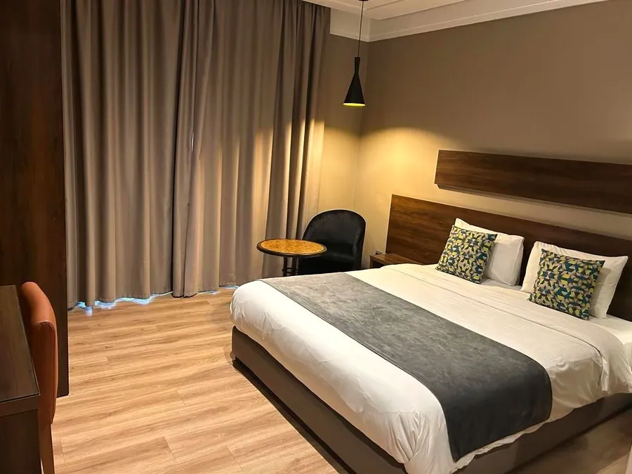 Chambre double, jeté gris