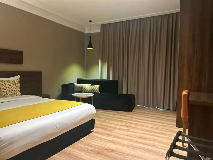 Chambre, jeté moutarde et canapé
